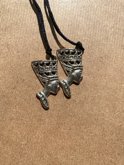 Queen Nefertiti pendant with string - LattiesPalace